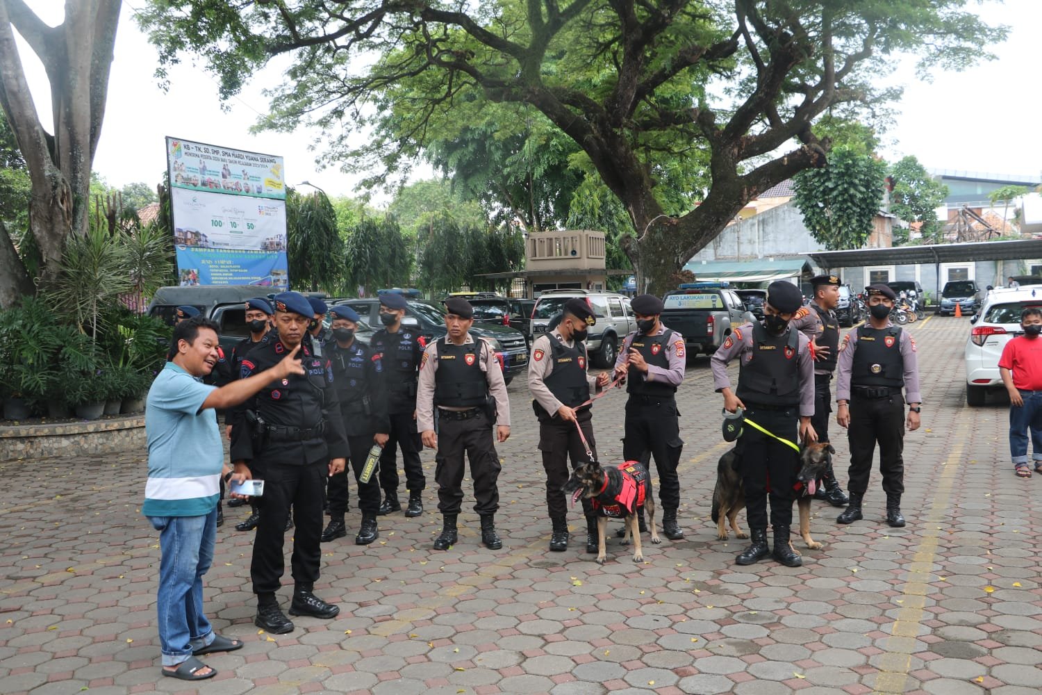 Pastikan Perayaan Natal Aman, Satbrimob Polda Banten Lakukan Sterilisasi Gereja