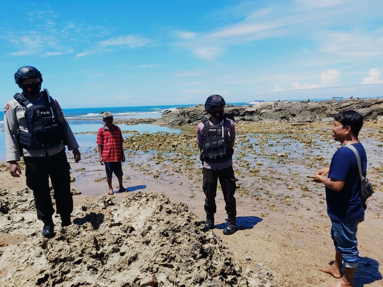 Satbrimob Polda Banten Patroli di Pantai Bayah yang Sering di Kunjungi Masyarakat